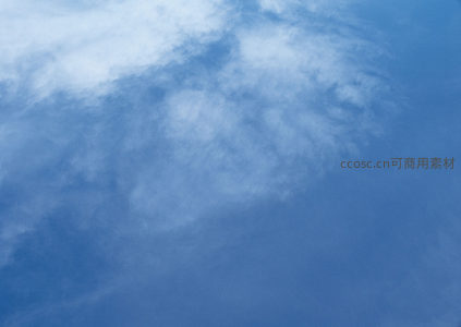 淡蓝色天空中的薄雾状云彩