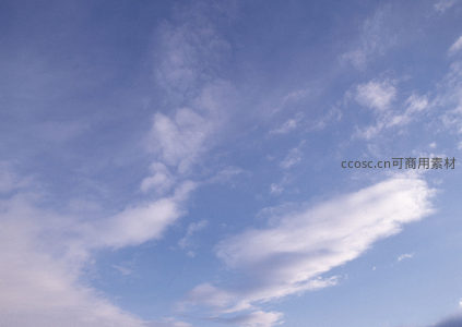 午后阳光下散落的丝缕云朵