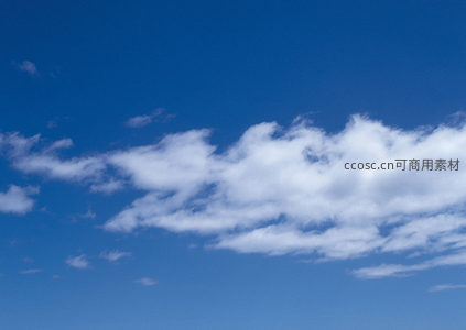 云海横贯碧空如洗