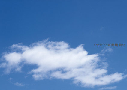 轻盈云絮点缀无垠蔚蓝苍穹