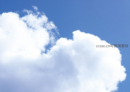 蓬松云团与碧空交织的梦幻景象