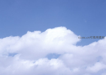 层层叠叠的白云铺满蔚蓝天际线