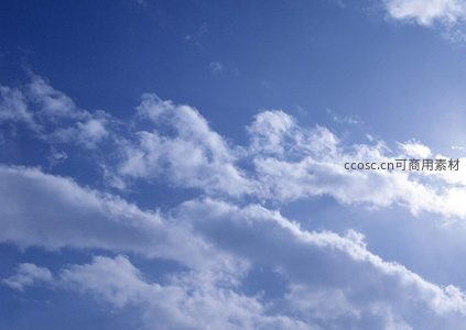 阳光穿透云层洒向大地