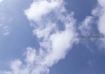 蓬松云朵点缀晴空