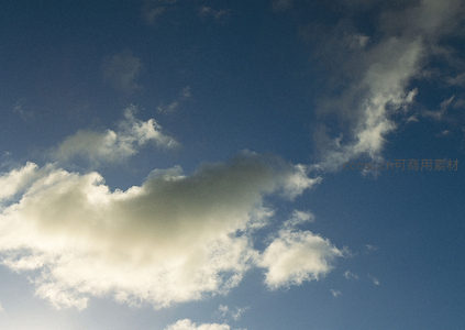 蓝天白云，阳光洒落云层边缘