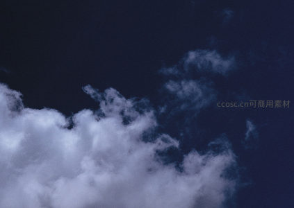 深蓝夜空下的薄雾云絮