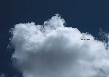 纯净白絮云团悬浮于深蓝天幕