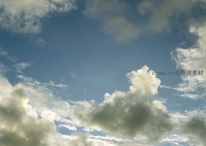 淡蓝色天幕下层叠舒展的云海