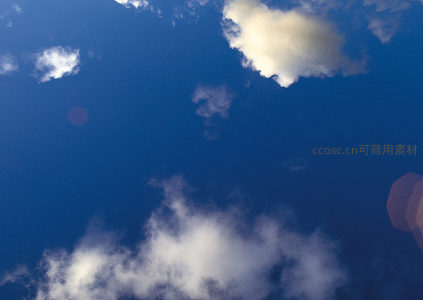 纯净深蓝天空点缀几缕薄云