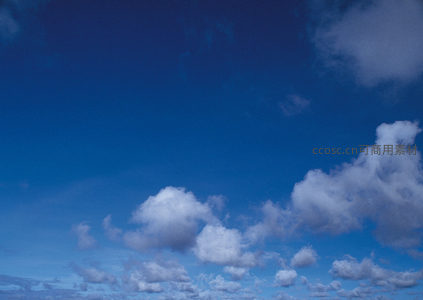 广阔蓝天边缘浮现绵延云团
