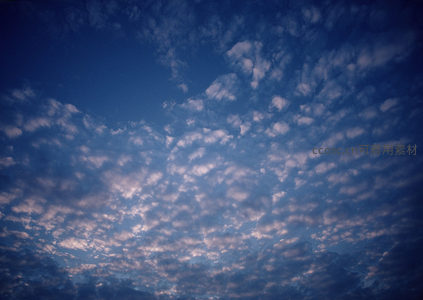 晨曦微光染云海，蓝色天幕如画卷