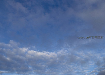 淡蓝天空下薄云如纱轻柔铺展