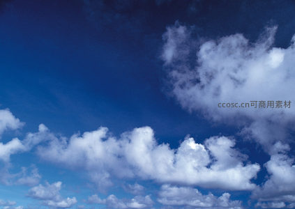 蔚蓝天空中洁白云朵悠然飘浮