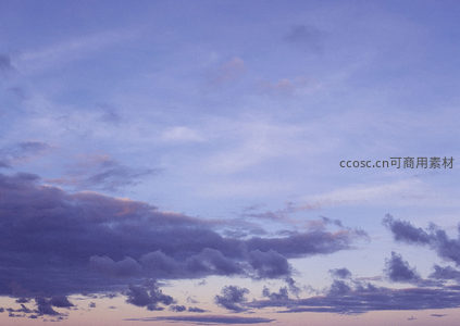 日落余晖染紫云朵铺满苍穹