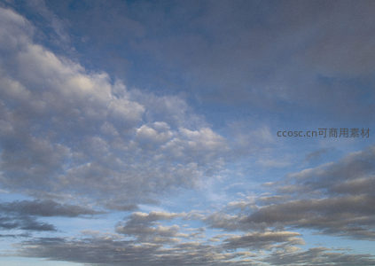 蓝天白云层叠如画，自然风光壮丽