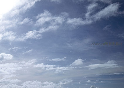 晴空万里，白云朵朵飘逸如画