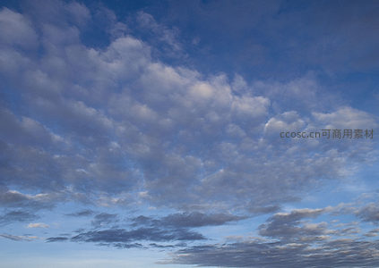 层叠云海，深蓝天空下的温柔絮语