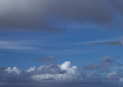 苍穹之下，厚重云团与湛蓝相映成趣