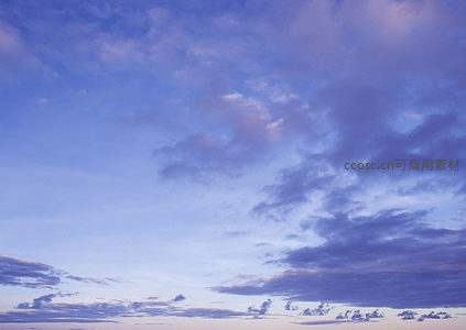 梦幻紫霞，暮色中云朵轻舞如诗