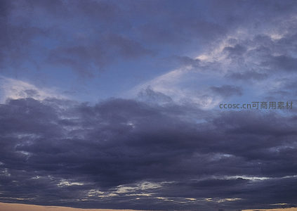 暮色云涌，暗蓝天空低垂