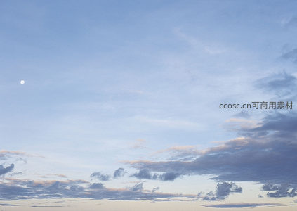 月悬天边，云淡风轻时刻
