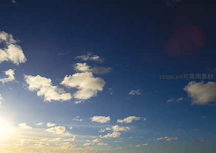 蔚蓝天空中漂浮的朵朵白云