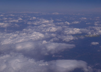 云层之上俯瞰大地与云影