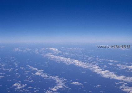 纯净蓝天与绵延云带的交响