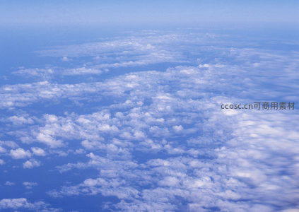 高空俯瞰云海，蓝天白云如画卷铺展