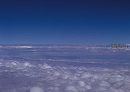 深蓝苍穹下的云层海洋，宁静而辽阔