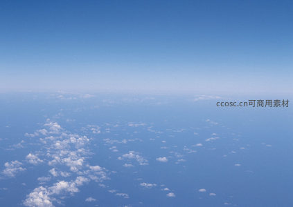 高空中眺望云朵，淡蓝天际线温柔蔓延