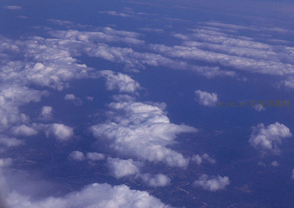 高空俯瞰云海，蓝天白云交织如画