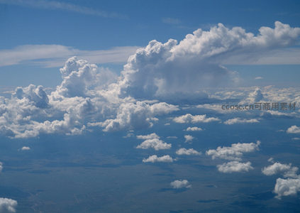 积云翻涌，蓝天之上气象万千