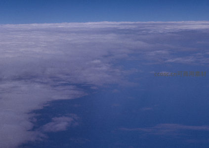 云层边缘，蓝紫渐变的天空秘境