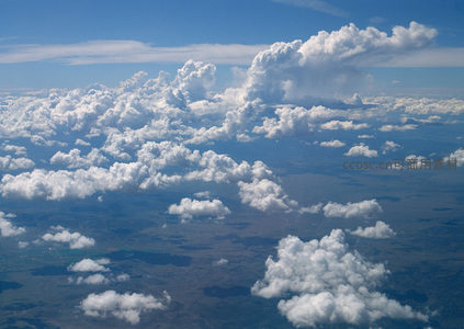 高空俯瞰云海与大地的壮丽画卷