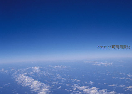 纯净蔚蓝天空下的云层边际