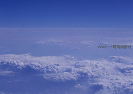 云层之上静谧的蓝色世界