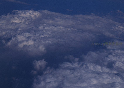 高空俯瞰云海翻腾，蔚蓝天空下的壮丽景象