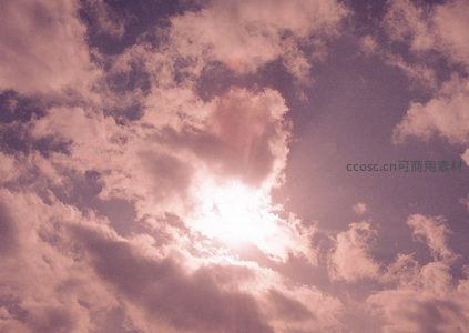 粉紫色霞光中的云朵，梦幻柔美如童话世界