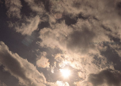 金色阳光穿透乌云，洒下希望之光的瞬间