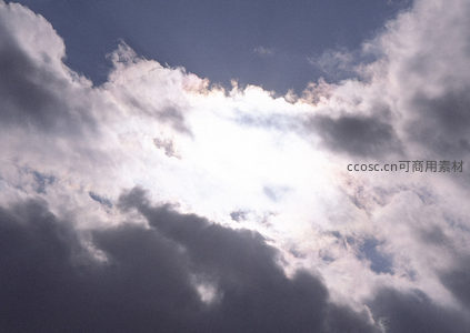 云隙透光，洁白云团环绕明亮天窗