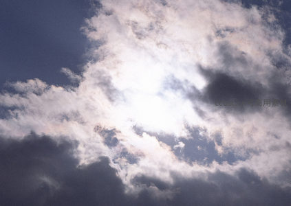 云海翻腾阳光普照天际