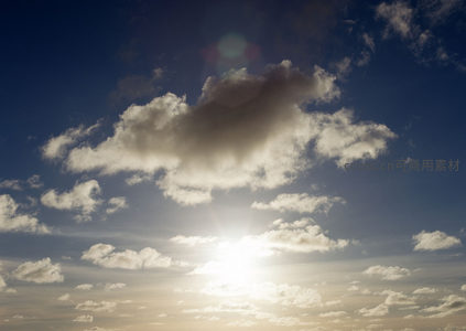 金色阳光映衬柔白云朵