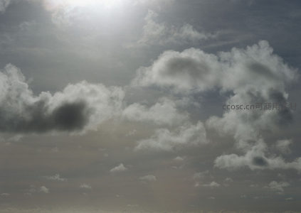 云层缝隙中的阳光穿透天际