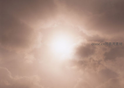 暖色调云海中太阳光芒四射