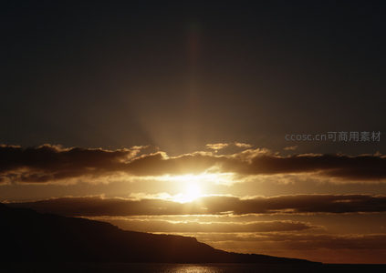 山峦剪影映衬金色日落霞光