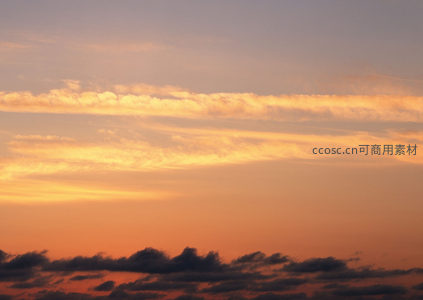 晚霞如锦缎铺满天际云层
