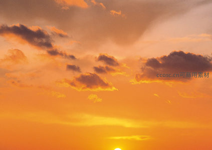 金辉洒满云层，日落时分的浪漫