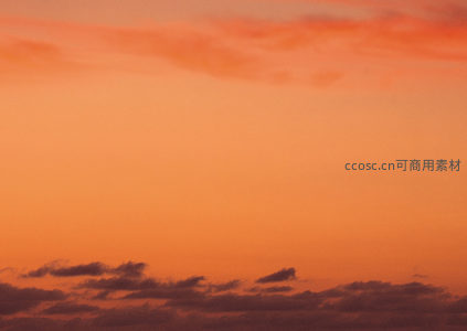 橙红天幕无垠，云影低垂如诗