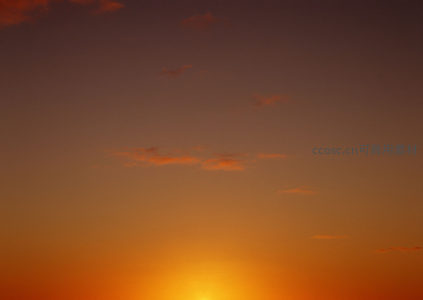 余晖穿透云隙，天地间一抹暖光